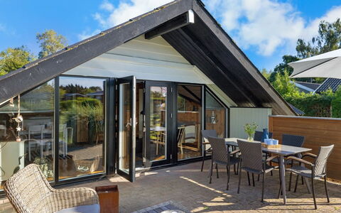 Allin - 350M from the Sea: Blue, Shrub, Cottage, Groundcover, Garden, Estate, Shade, Landscaping, Farmhouse, Eco Hotel