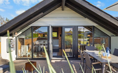 Allin - 350M from the Sea: Blue, Shrub, Cottage, Groundcover, Garden, Estate, Shade, Landscaping, Farmhouse, Eco Hotel