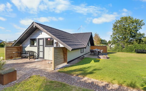 Allin - 350M from the Sea: Blue, Shrub, Cottage, Groundcover, Garden, Estate, Shade, Landscaping, Farmhouse, Eco Hotel