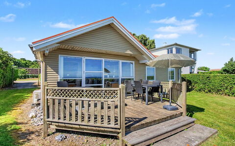 Astrath - 10M from the Sea: Home, Cottage, Coastal And Oceanic Landforms, Coast, Shore, Porch, Shade, Beach, Plank, Tropics