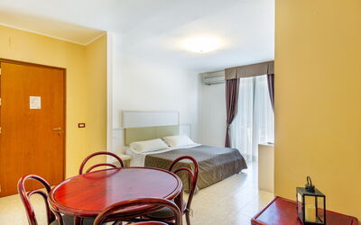 Accommodation:&nbsp;Mono 2