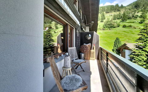 Chez Gredia: Home, Apartment, Balcony, Cottage, Hardwood, Porch, Design, Chair, Villa, Houseplant