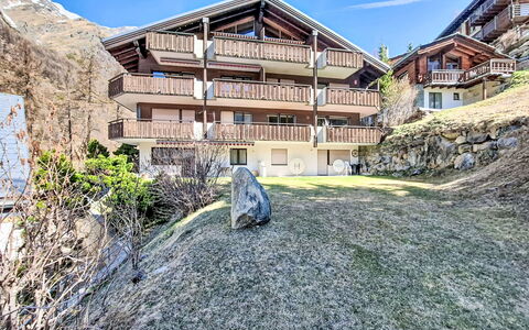 Sonnhalde a: Estate, Landscaping, Villa, Hedge, Balcony
