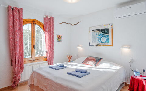 Sol & Sal: Bed, Furniture, Bedroom, Interior Design, Wall, Bedding, Bed Sheet, Linens, Ceiling, Room