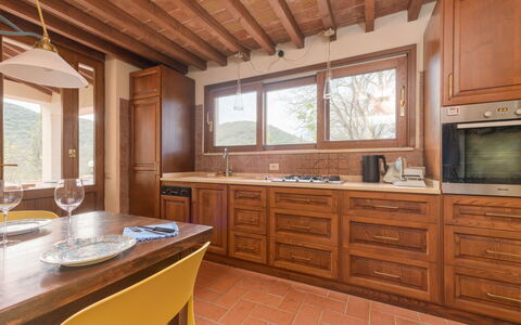 La Valle: Interior Design, Flooring, Kitchen, Wood, Countertop, Cabinetry, Furniture, Ceiling, Floor, Home