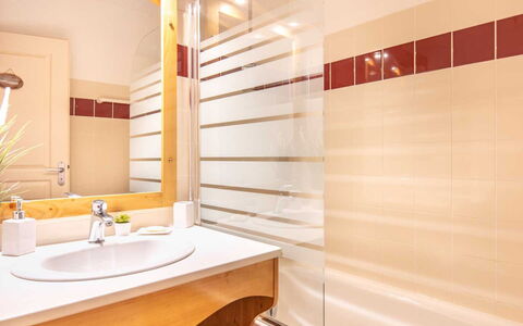 V. du Bachat Joubarbes: Interior Design, Flooring, Bathroom, Plumbing Fixture, Floor, Orange, Plumbing, Tap, Sink, Room