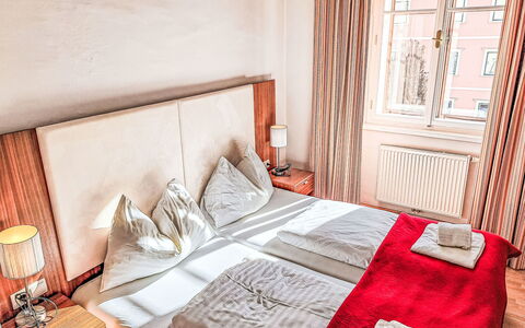 Obervellach 200: Apartment, Bedding, Bed Sheet, Bedroom, Bed, Bed Frame, Mattress, Linens, Hotel