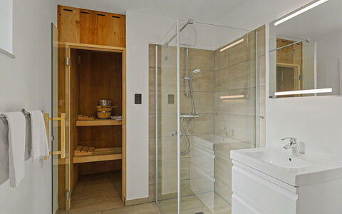Seelykke (304): Flooring, Interior Design, Floor, Wood, Plumbing Fixture, Bathroom, Ceiling, Lighting, Room, Plumbing
