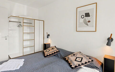 Seemomente (615): Furniture, Bed, Interior Design, Bedroom, Flooring, Floor, Wall, Room, Bed Sheet, Bedding