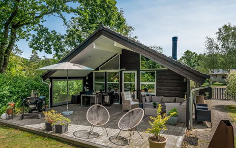 Iorund - 10Km from the Sea: Roof, Home, House, Cottage, Garden, Shade, Estate, Yard, Garden Buildings, Porch