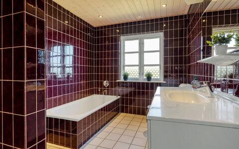 Pauna - 2.5Km from the Sea: Flooring, Plumbing Fixture, Bathroom, Interior Design, Floor, Plumbing, Tile, Bathtub, Ceiling, Composite Material
