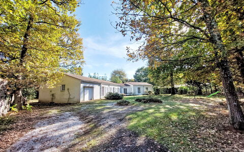 Villa Océan et Forêt: Architecture, Shade, Outdoor Structure, Chair, Garden, Pergola, Flowerpot, Awning, Landscaping, Outdoor Furniture
