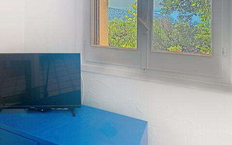 Pellicano: Electronic Device, Interior Design, Television Set, Floor, Television, Room, Living Room