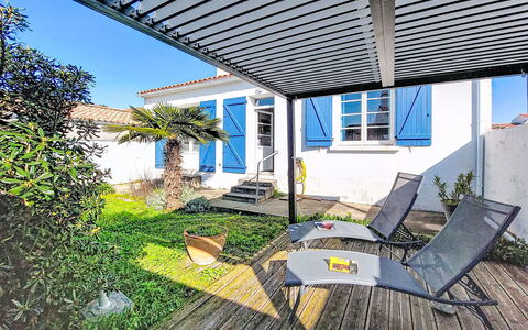 Charme de la Linière: Shade, Composite Material, Outdoor Furniture, Eco Hotel, Chair, Balcony, Outdoor Structure, Deck, Design, Patio