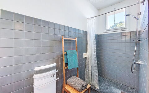 Charme de la Linière: Wall, Flooring, Floor, Composite Material, Tile, Plumbing Fixture, Bathroom, Plumbing
