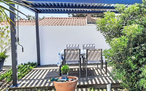 Charme de la Linière: Shrub, Garden, Outdoor Furniture, Shade, Flowerpot, Landscaping, Backyard, Eco Hotel, Yard