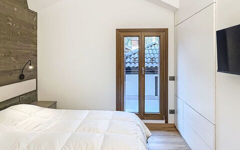 Grual: Wood, Interior Design, Bedroom, Flooring, Ceiling, Floor, Furniture, Bed, Home, Room