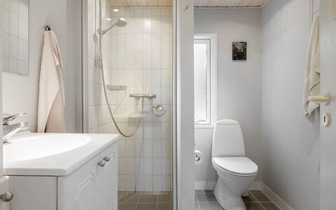 Patti - 700M from the Sea: Plumbing Fixture, Bathroom, Wall, Flooring, Toilet Seat, Toilet, Interior Design, Floor, Sink, Bathroom Sink