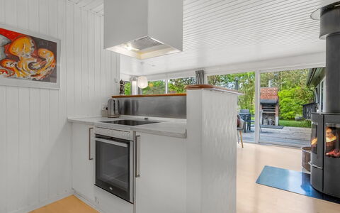 Simjanka - 800M from the Sea: Kitchen, Flooring, Interior Design, Kitchen Appliance, Countertop, Wood, Floor, Ceiling, Home Appliance, Major Appliance