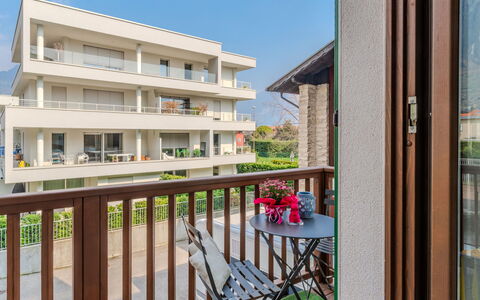 Arcobaleno House Gardalake: Apartment, Balcony, Porch, Condominium, Eco Hotel, Villa, Houseplant, Hotel, Resort, Penthouse Apartment
