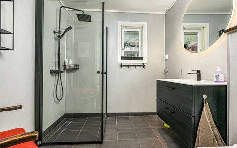 Høyanger Panorama: Plumbing Fixture, Flooring, Interior Design, Bathroom, Floor, Bathroom Cabinet, Plumbing, Tap, Toilet, Tile