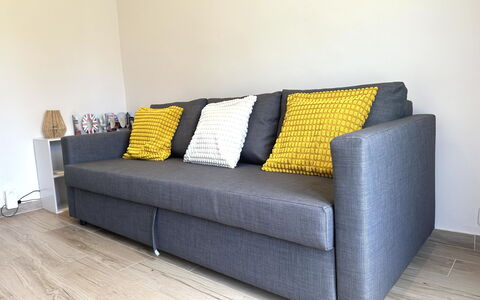 Villa Clem: Flooring, Couch, Floor, Furniture, Living Room, Wood Flooring, Hardwood, Pillow, Sofa Bed