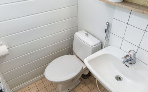 Voimatahko: Toilet Seat, Bathroom, Toilet, Plumbing Fixture, Flooring, Sink, Floor, Bathroom Sink, Plumbing, Interior Design