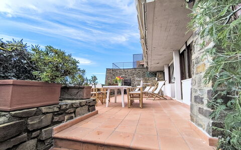Montparnasse: Stone Wall, Balcony, Flagstone