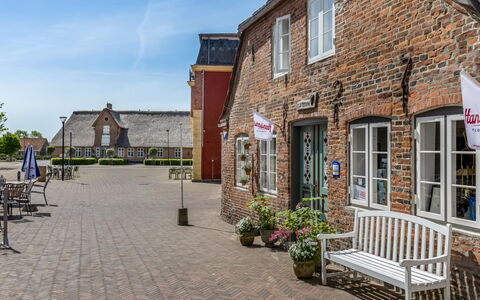 Spase - 23Km from the Sea: Shrub, House, Residential Area, Home, Garden, Shade, Yard, Courtyard, Flowerpot