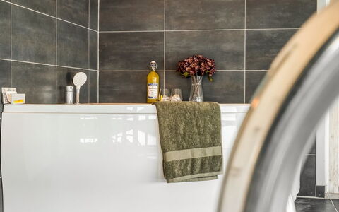 Månviva - 250M from the Sea: Floor, Plumbing Fixture, Bathroom, Plumbing, Tap, Bathtub, Houseplant, Tile