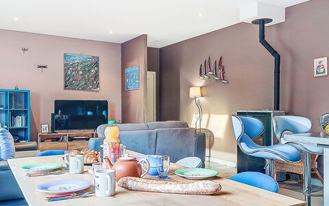 Bienvenue: Furniture, Interior Design, Flooring, Room, Chair, Ceiling, Floor, Lighting, Living Room, Table