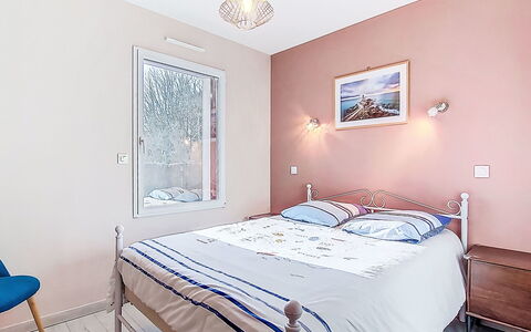 Bienvenue: Bedroom, Interior Design, Furniture, Bed, Ceiling, Bed Sheet, Floor, Bedding, Flooring, Textile