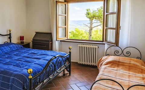 Casa Laura: Furniture, Home, Bed, Bedroom, Bed Frame, Bedding, Villa, Hotel, Bed Sheet, Hardwood