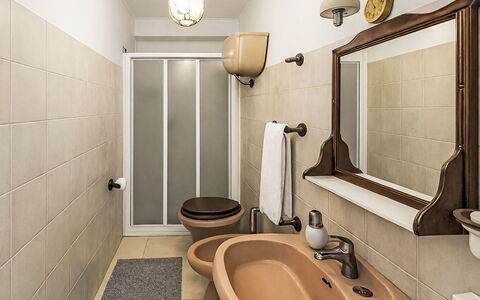 Casa Laura: Bathroom, Plumbing Fixture, Bathroom Sink, Toilet Seat, Interior Design, Toilet, Flooring, Sink, Floor, Tap