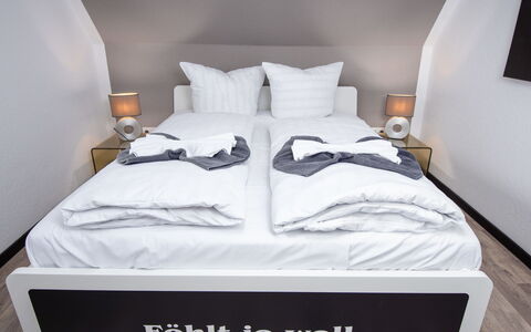 Seeperle: Bedroom, Bedding, Bed, Bed Sheet, Linens, Throw Pillow, Pillow, Cushion, Bed Frame, Mattress