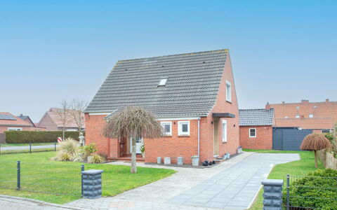 Seeperle: Building, Roof, Residential Area, House, Road Surface, Home, Facade, Neighbourhood, Architecture, Cottage