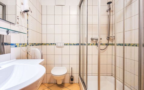 Thale 700: Interior Design, Bathroom, Flooring, Plumbing Fixture, Floor, Plumbing, Ceiling, Shower, Tap, Bathroom Sink