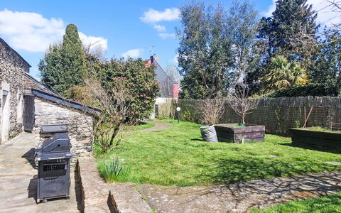 Maison du Paradis: Shrub, Garden, Groundcover, Cottage, Backyard, Lawn, Landscaping, Yard, Shade