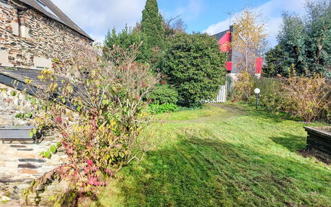 Maison du Paradis: Leaf, Branch, Shrub, Garden, Groundcover, Cottage, Spring, Twig, Backyard, Yard