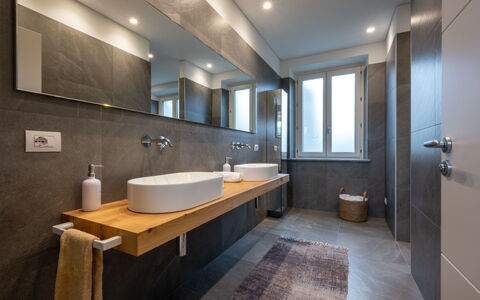 Cuadrat: Bathroom, Plumbing Fixture, Flooring, Sink, Interior Design, Bathroom Sink, Mirror, Floor, Tap, Countertop
