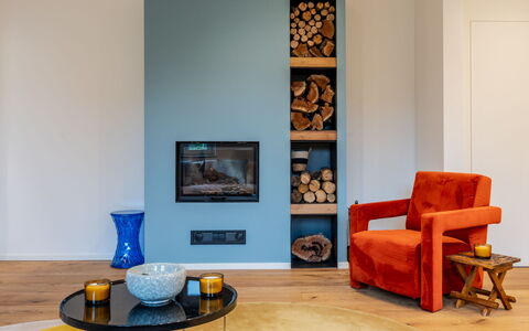 Cuadrat: Furniture, Interior Design, Flooring, Wood, Floor, Living Room, Room, Lighting, Home, Hearth