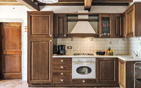 Il Cottage Roccaio: Wood, Kitchen, Furniture, Cabinetry, Interior Design, Major Appliance, Flooring, Kitchen Appliance, Countertop, Cupboard