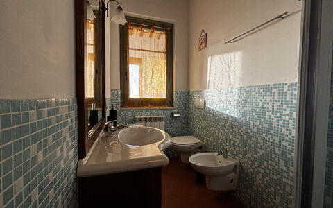 La Casa nel Bosco: Flooring, Plumbing Fixture, Bathroom Sink, Floor, Interior Design, Bathroom, Plumbing, Sink, Tap, Tile