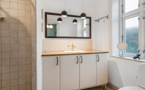 Edla - 5Km from the Sea: Plumbing Fixture, Interior Design, Flooring, Bathroom, Wall, Mirror, Bathroom Sink, Floor, Sink, Tap