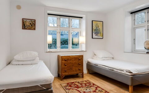 Edla - 5Km from the Sea: Bed, Bedding, Furniture, Bedroom, Interior Design, Floor, Bed Sheet, Flooring, Wall, Wood