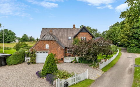 Edla - 5Km from the Sea: House, Shrub, Cottage, Residential Area, Home, Roof, Human Settlement, Estate, Garden