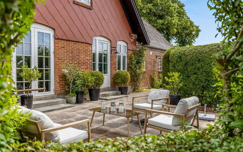 Edla - 5Km from the Sea: Shrub, Garden, Furniture, Flowerpot, Home, Cottage, Outdoor Furniture, Chair, Brick