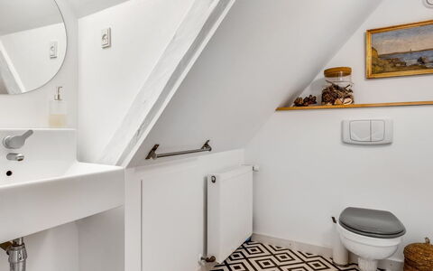 Edla - 5Km from the Sea: Plumbing Fixture, Bathroom, Flooring, Floor, Plumbing, Interior Design, Tap, Toilet, Sink, Tile
