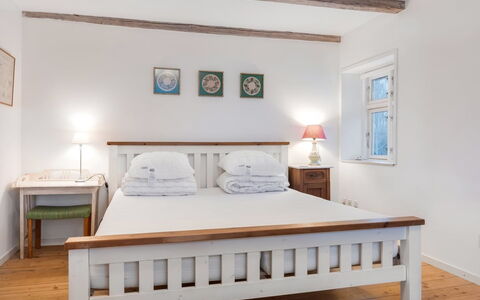 Edla - 5Km from the Sea: Bed, Furniture, Bedding, Bedroom, Bed Sheet, Interior Design, Wood, Floor, Flooring, Room