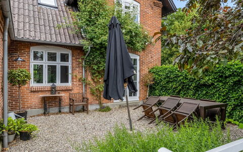 Edla - 5Km from the Sea: Shrub, House, Flowerpot, Garden, Home, Cottage, Brick, Door, Backyard